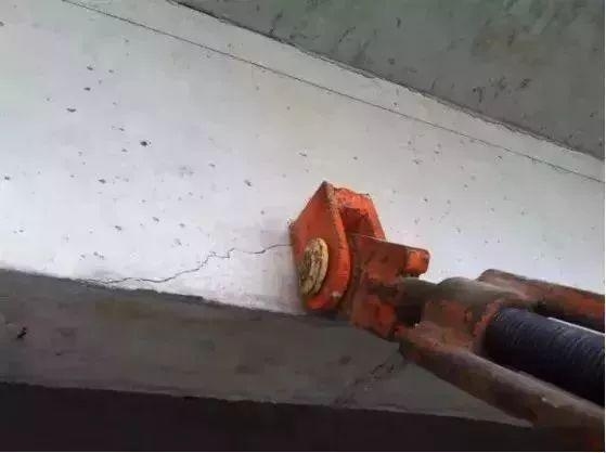 鋼梁加固施工常見安全隱患，鋼梁加固施工，不容忽視的常見安全隱患