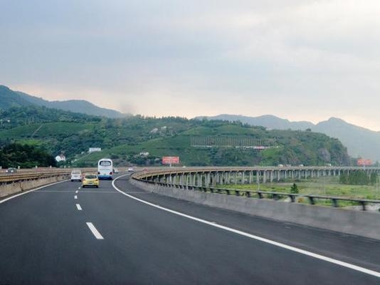 橋梁加固施工環(huán)境影響評(píng)估，幾種不同風(fēng)格的標(biāo)題供你參考，，聚焦橋梁加固施工，環(huán)境影響深度評(píng)估，橋梁加固施工中的環(huán)境影響全方位評(píng)估，剖析橋梁加固施工 行業(yè)新聞 第1張