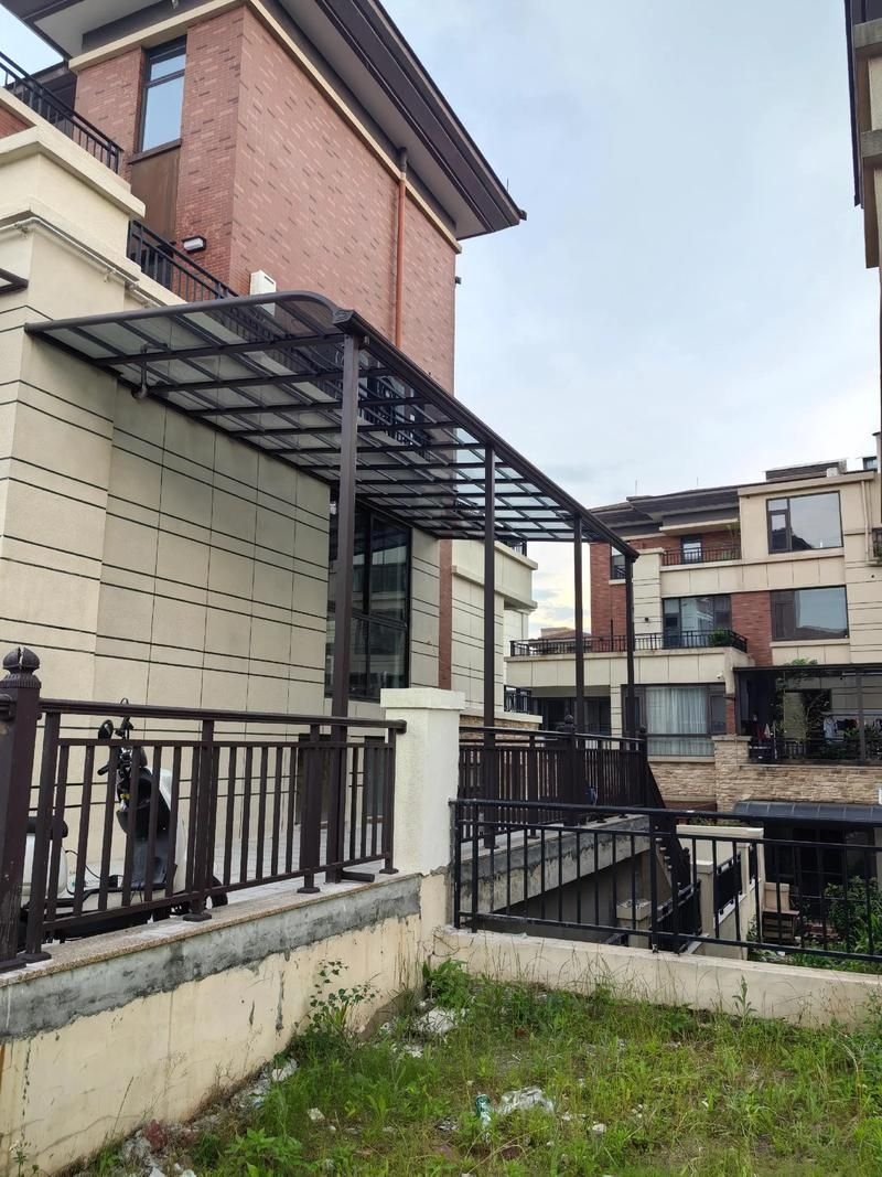 給我一些鋼結構門頭雨棚的安裝圖片（給我一些鋼結構門頭雨棚的安裝圖片共參考3篇資料） 行業(yè)新聞 第2張