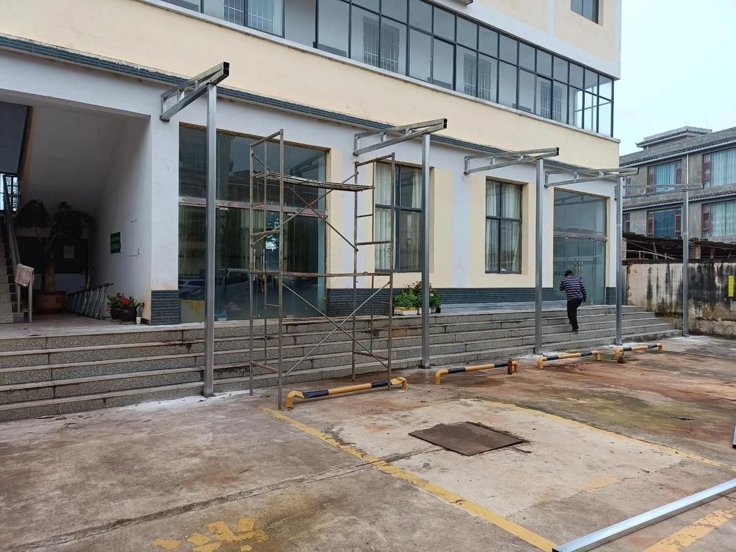 給我一些鋼結構門頭雨棚的安裝圖片（給我一些鋼結構門頭雨棚的安裝圖片共參考3篇資料） 行業(yè)新聞 第3張