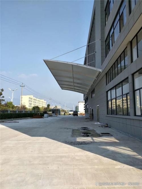 給我一些鋼結構門頭雨棚的安裝圖片（給我一些鋼結構門頭雨棚的安裝圖片共參考3篇資料） 行業(yè)新聞 第5張