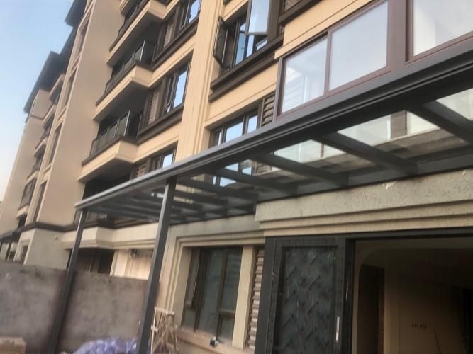 給我一些鋼結構門頭雨棚的安裝圖片（給我一些鋼結構門頭雨棚的安裝圖片共參考3篇資料） 行業(yè)新聞 第6張