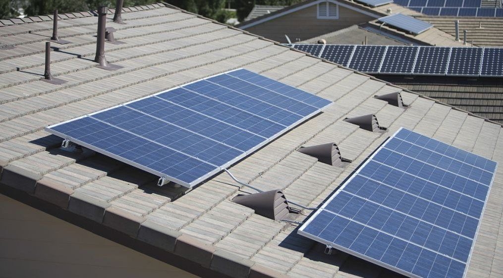 如何確保屋頂光伏系統(tǒng)的穩(wěn)固性？（屋頂光伏系統(tǒng)安裝秘籍大放送平面屋頂光伏支架安裝秘籍大放送） 行業(yè)新聞 第5張