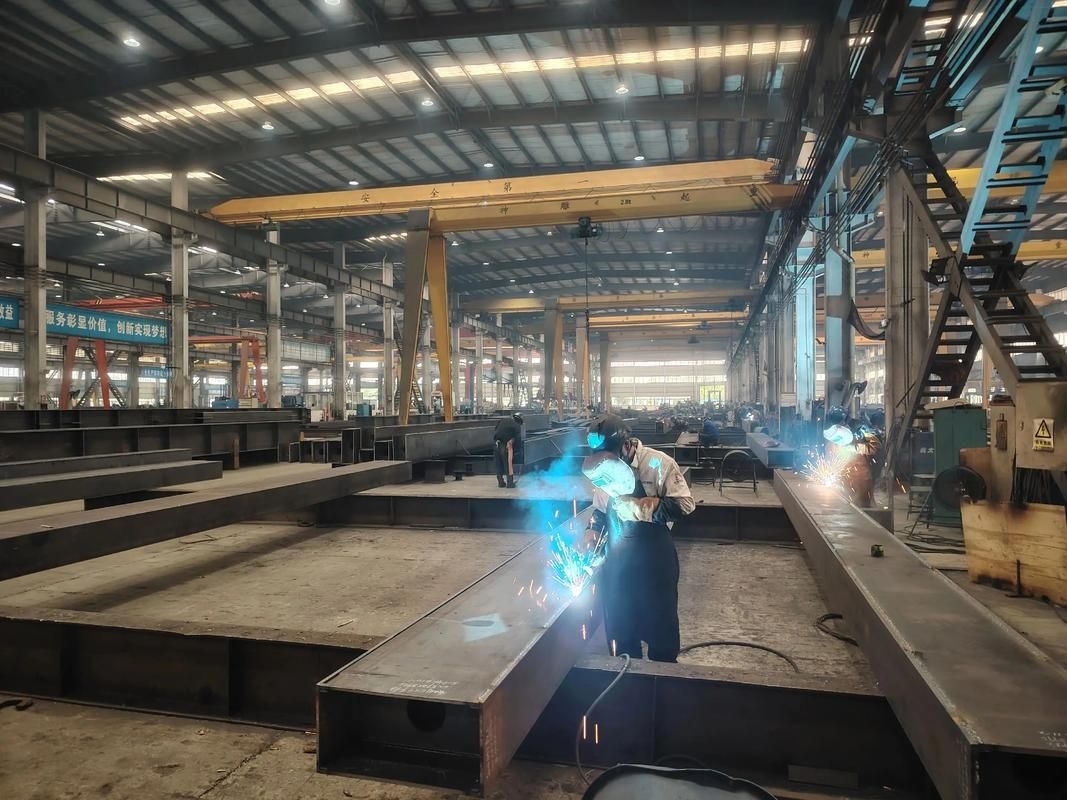 鋼結(jié)構(gòu)加工車(chē)間圖片（鋼結(jié)構(gòu)加工車(chē)間圖片共參考5篇,我?guī)湍阏伊艘恍╀摻Y(jié)構(gòu)加工車(chē)間的實(shí)景圖片） 行業(yè)新聞 第3張