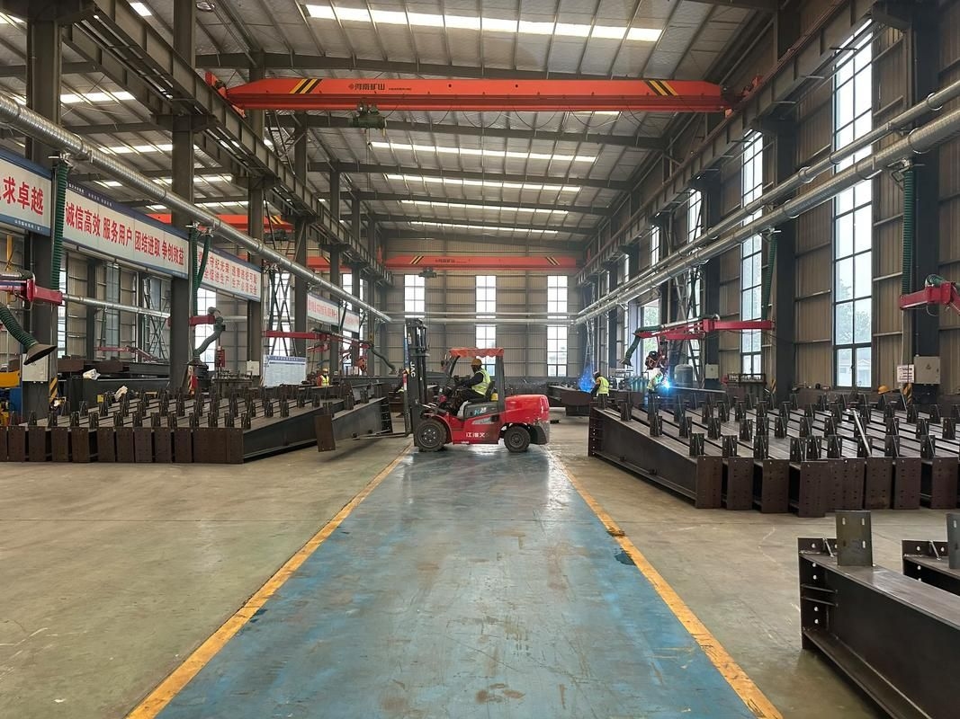 鋼結(jié)構(gòu)加工車(chē)間圖片（鋼結(jié)構(gòu)加工車(chē)間圖片共參考5篇,我?guī)湍阏伊艘恍╀摻Y(jié)構(gòu)加工車(chē)間的實(shí)景圖片） 行業(yè)新聞 第11張