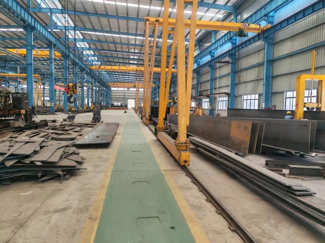 鋼結(jié)構(gòu)加工車(chē)間圖片（鋼結(jié)構(gòu)加工車(chē)間圖片共參考5篇,我?guī)湍阏伊艘恍╀摻Y(jié)構(gòu)加工車(chē)間的實(shí)景圖片） 行業(yè)新聞 第20張