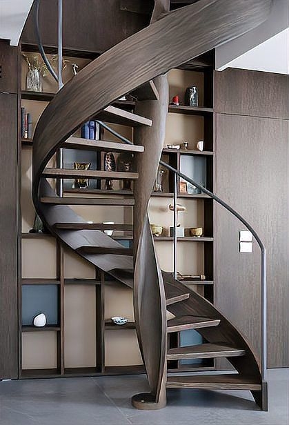 旋轉樓梯和直梯哪個更安全？（旋轉樓梯和直梯哪個更安全）