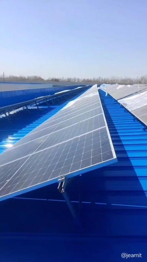 給我一些彩鋼屋頂光伏安裝的實景圖（彩鋼屋頂光伏安裝避坑指南） 行業(yè)新聞 第10張