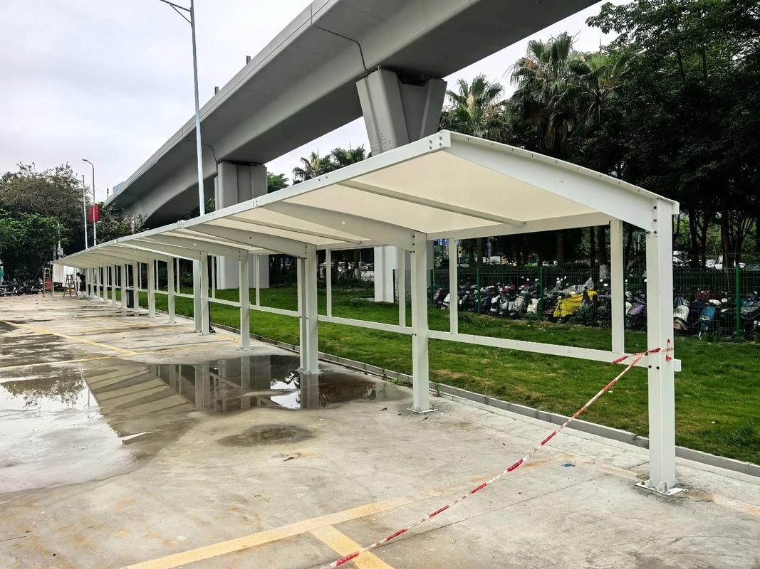 給我一些鋼結(jié)構(gòu)車棚的圖片（如何設(shè)計一個實用的鋼結(jié)構(gòu)車棚） 行業(yè)新聞 第4張