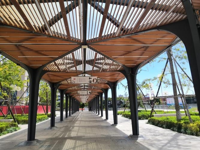 給我一些鋼結(jié)構(gòu)景觀長廊的設(shè)計案例（給我一些鋼結(jié)構(gòu)景觀長廊的設(shè)計案例,嘿，看來你對鋼結(jié)構(gòu)景觀長廊的設(shè)計很感興趣呀） 行業(yè)新聞 第10張