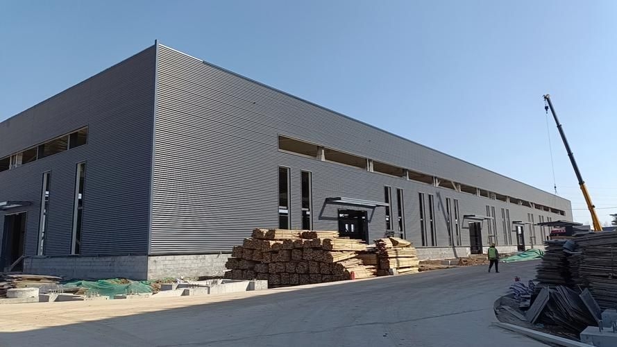 給我一些鋼結(jié)構(gòu)廠房外墻板安裝的圖片（給我一些鋼結(jié)構(gòu)廠房外墻板安裝的圖片,我?guī)湍阏伊艘恍╀摻Y(jié)構(gòu)廠房外墻板安裝的圖片） 行業(yè)新聞 第3張